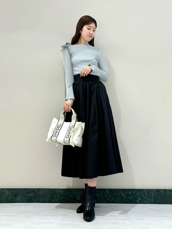 voluminous skirt with frill suspenders